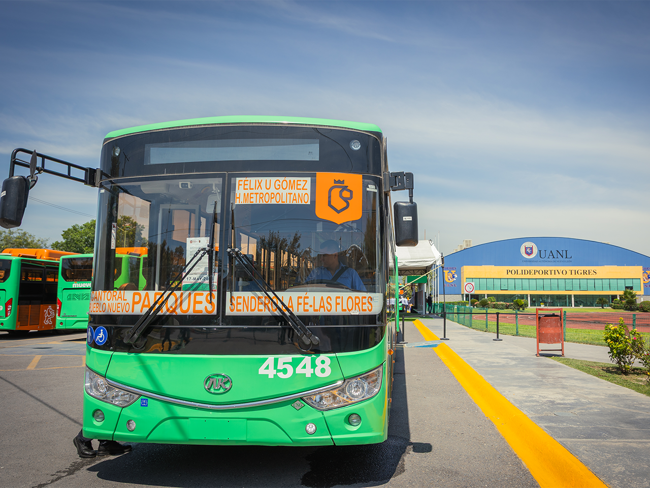 Gobernador de Nuevo León Entrega 63 Parabuses y 30 Nuevas Unidades para Mejorar el Transporte en la Ruta 105